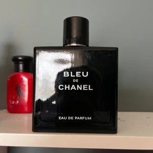 Bleu de Chanel Eau de Parfum - Säljer eller byter en bleu de Chanel EDP med ungefär 90 ml kvar. Repor på baksidan därför billigt pris som kan diskuteras. 