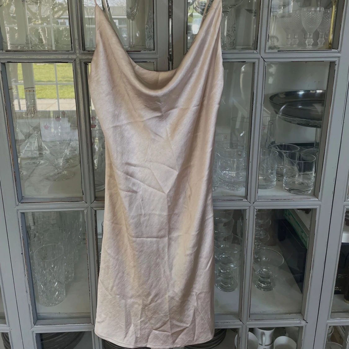 Kort satin klänning