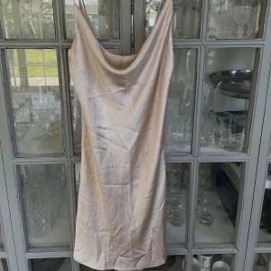 Kort satin klänning  - Klänningen är aldrig använd! Perfekt till sommar fester och middagar !