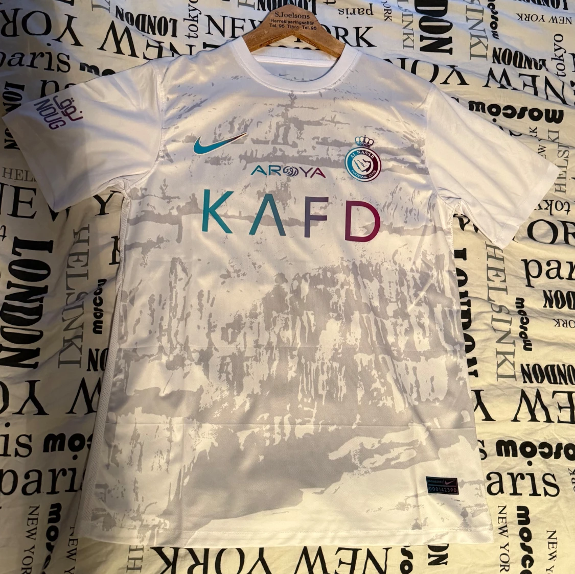 Vit fotbollströja med tryck