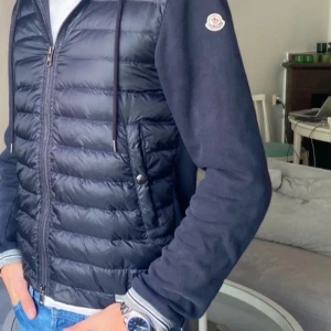 Mörkblå Moncler Cardigan Äkta Storlek S - Moncler cardigan Storlek S Kan skicka mer bilder privat.