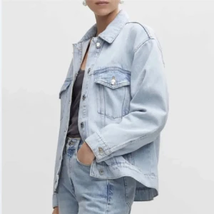 Jeansjacka - Ljusblå jeansjacka ifrån MANGO, perfekt vår/sommarjacka!💗