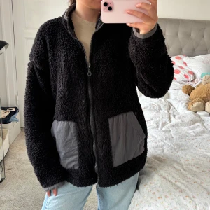 Svart teddyjacka med dragkedja - Perfekt jacka att ha som mysig fleece eller som snygg vårjacka!
