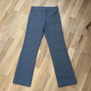 Grå kostymbyxor från Weekday - Jättesnygga gråa kostymbyxor från Weekday, strl 36 men små i storleken så borde också passa  för strl 34💞