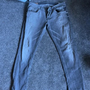 Dondup george jeans - Hej, säljer mina fina Dondup george jeans då jag inte har använt dom, dom är använda 2-3 gånger och är i väldigt fint skick, W35                       Tveka inte på att fråga‼️ priset är inte hugget i sten