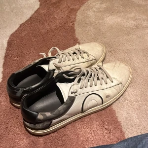 Oliver Cabell sneakers  - Snygga sneakers med beat design, ingår dustbag. Köpta för 3200 