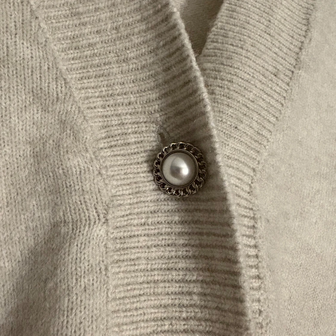 Grå kofta med pärlknappar - 1