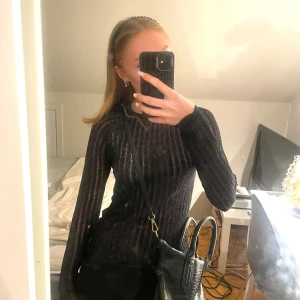 Svart glittrig tröja från Zara - Säljer en svart glittrig tröja från Zara, tröjan har en ribbad design och är lite genomskinlig 💗