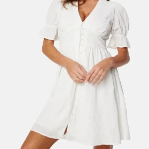 Vit klänning/ studentklänning - Structured button front dress från bubbelroom, perfekt för studen eller mottagning. Använd en gång på min studentmottagning, som ny i skick. 