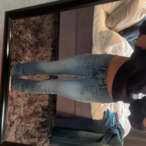 Blå Bootcut jeans med låg midja - Jättesnygga Bootcut jeans med fickor för fram jeansen är från Vero Moda köpa för 899