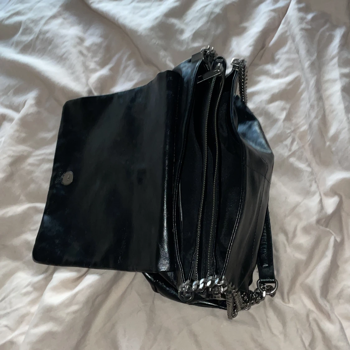 Svart axelväska med kedjedetaljer från Zara - 2