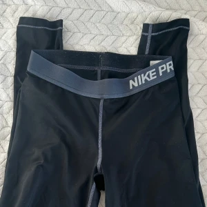 Nike Pros - Säljer svarta nike pros. Hela byxan är i gott skick men loggan och midjan är i mindre bra skick. Annars är byxan helt fungerande! Pris kan diskuteras❤️
