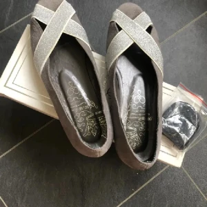 Grå ballerinaskor med glittriga band 37  - Eleganta grå ballerinaskor med korsade glittriga band över foten. Perfekta för en stilren look med en touch av glamour. Använda 1 gång