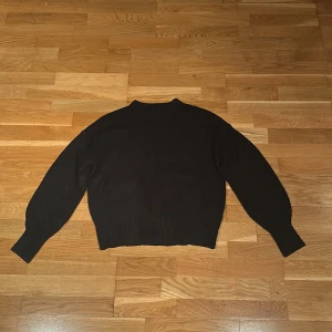 Svart tröja från BikBok - Säljer en stilren svart tröja från BikBok i storlek S. Tröjan har långa ärmar och en ribbad nederkant samt ärmslut. Perfekt för en enkel och snygg look.