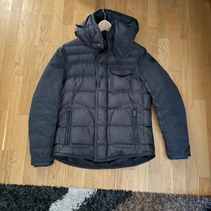 Moncler Ryan Giubbotto - Perfekt vårjacka från moncler modellen heter Ryan Giubbotto, jackan är i väldigt bra skick och används sparsamt bara en liten flak på patchen på vänsterarm annars perfekt. Storlek 3/M kan gå ner i pris vis snabb affär. Kontakta mig gärna för fler bilder