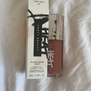 Fenty Beauty Gloss Bomb Heat - Säljer en Fenty Beauty Gloss Bomb Heat i nyansen Fussy Heat 02. Denna läppglans ger en  glans och plumping-effekt. Orginal pris är 369 på sephora, skriv om ni har frågor💕💕