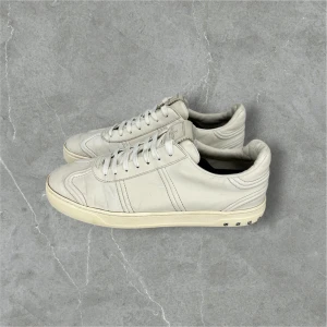 Valentino Flycrew 42 - Stilrena Valentino Flycrew skor i vitt läder - skorna är väl omhändertagna och i fint skick - skorna är i storlek 42 men passar 42.5/43 - inga tillbehör medföljer - mer bilder finns bara att fråga! 