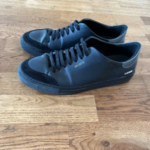 Svarta sneakers från Axel Arigato - Svarta axel arigato, storlek 42. Använda men bra skick. Original boxen ingår. Pris kan diskuteras!