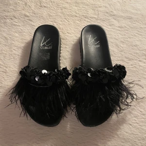 Snygga sandaler - Ett par jättecoola och snygga sandaler med fransar och parketter. Knappt använda. St 36! ❤️