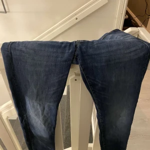 Blå jeansbyxor - Snygga blå jeansbyxor med en klassisk look. Perfekta för en avslappnad stil. De har en rak passform och är tillverkade i ett slitstarkt denimtyg.