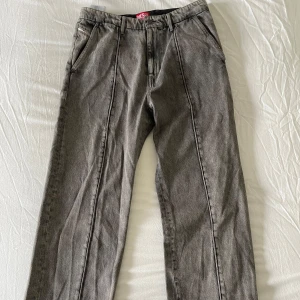 Diesel jeans - Grå baggy jeans från diesel med söm framtill. W30 L32