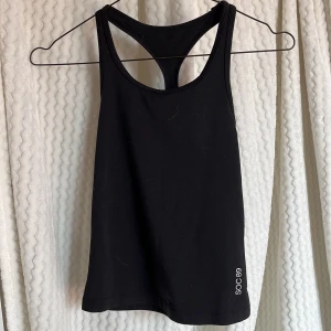 Svart linnetopp från SOC🖤 - Säljer en svart linnetopp från SOC med brottarrygg. Tränings linne. 🐝