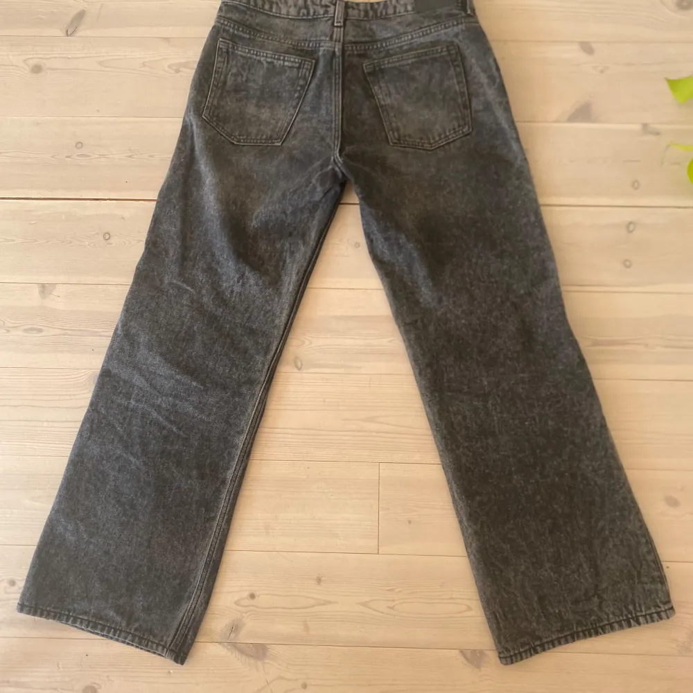 Mid waist svarta, lite gråa jeans med rak passform. Lite loose fit. Farkut & Housut.