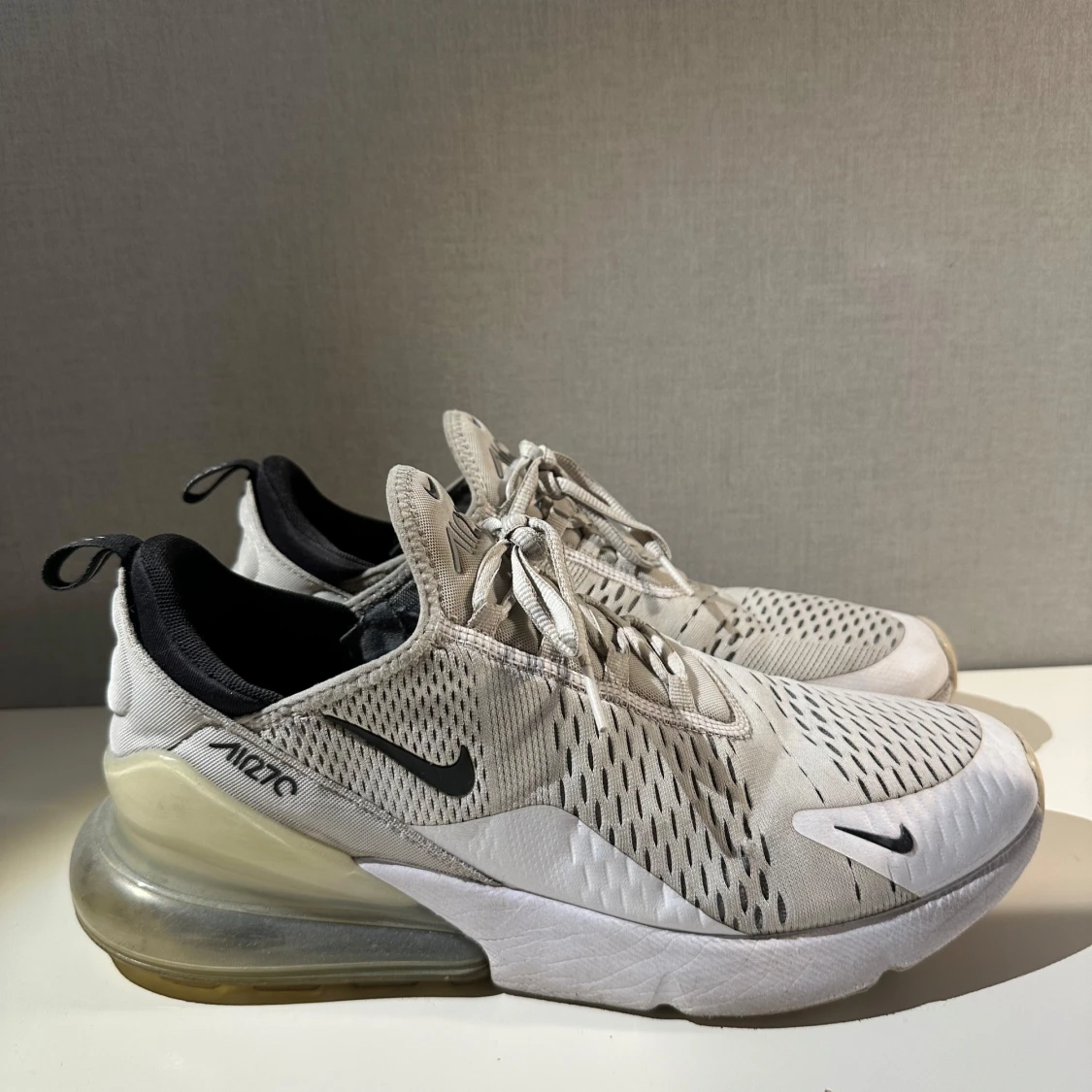 Nike Air Max 270 i vit och svart - 2
