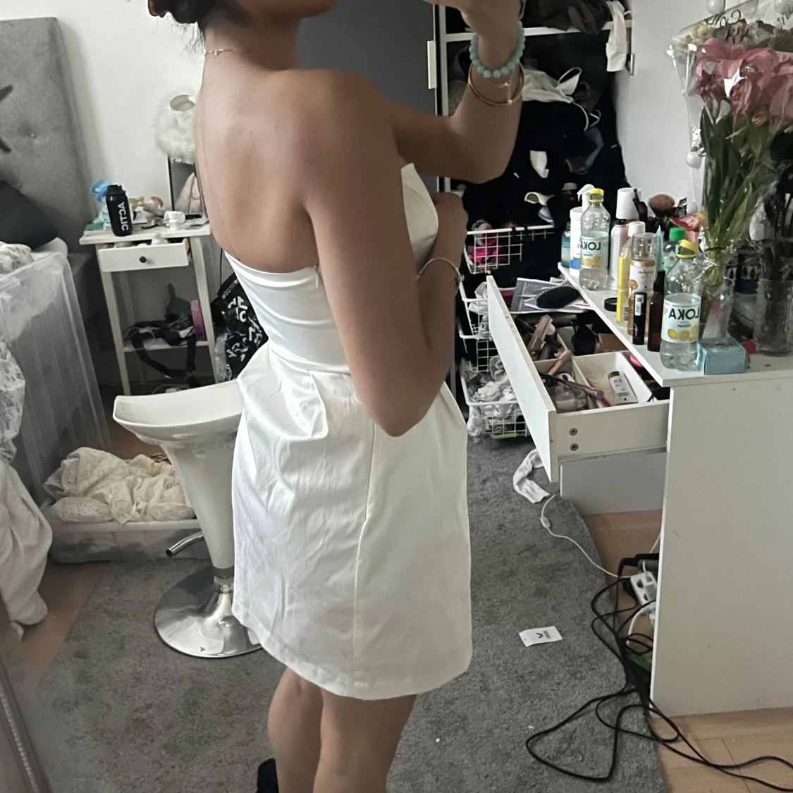 Vit axelbandslös klänning - 1