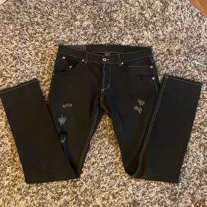 Dondup - Feta svarta dondups, small passform strolek 33. Svarta med slitningar/vita lagningar. Jag tycker att dom e riktigt fetta men säljer pga dom passar tyvärr inte längre. De e bara skriva om man har nån fråga eller skicka pris förslag om man vill köpa