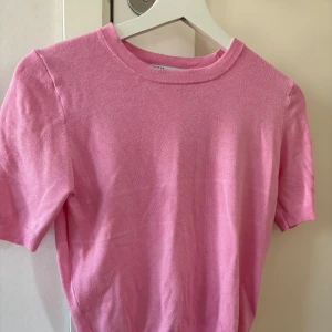 Rosa kortärmad tröja från ZARA - Säljer en söt rosa kortärmad tröja med rund halsringning. Perfekt för vår och sommar. Tröjan har en enkel och stilren design.