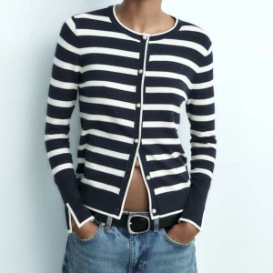 Randig kofta med knappar - Snygg randig kofta i mörkblått och vitt med knappar framtill, perfekt nu på våren/sommaren☀️☀️