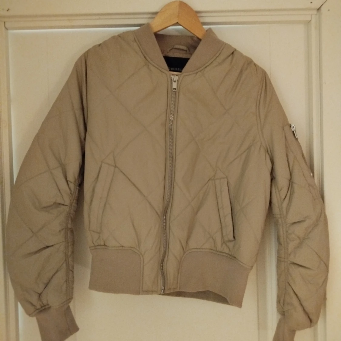 Beige bomberjacka från Price Kate