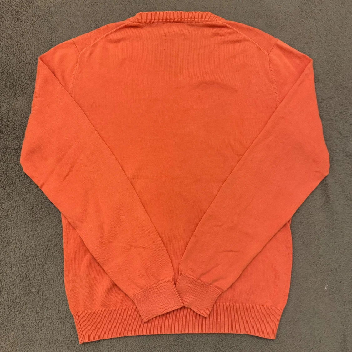 Korallfärgad V-neck tröja från Morris i 100% Pima cotton, storlek M - 1