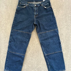 Blå jeans från junkyard - Säljer ett par blå jeans från junkyard. De har en ganska baggy passform och lite slitage vid ändarna.