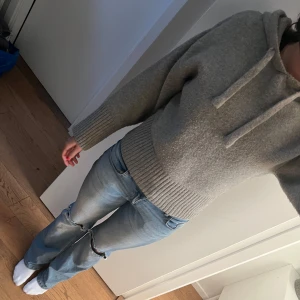 Grå hoodie - Säljer denna stickade tröja från Zara i storlek S. Jätte fin och jätte varm tröja. 💕