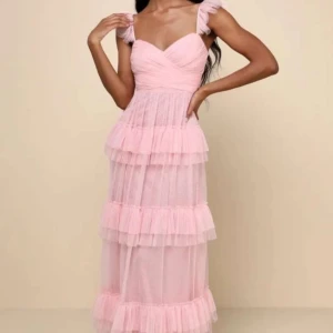 ROSA BALKLÄNNING - Hej! Lulus maxiklänning Balklänning klänning med volanger! Använd en gång. Storlek S med justerbara band! Byst skulle jag säga B till D!  2500 med frakt osv nypris! 