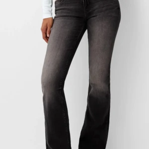 Svarta bootcut jeans med jätte låg midja - ett par svarta bootcut jeans med jätte låg midja, väldigt bra passform, sitter väldigt bra, storlek 32-ungdom.