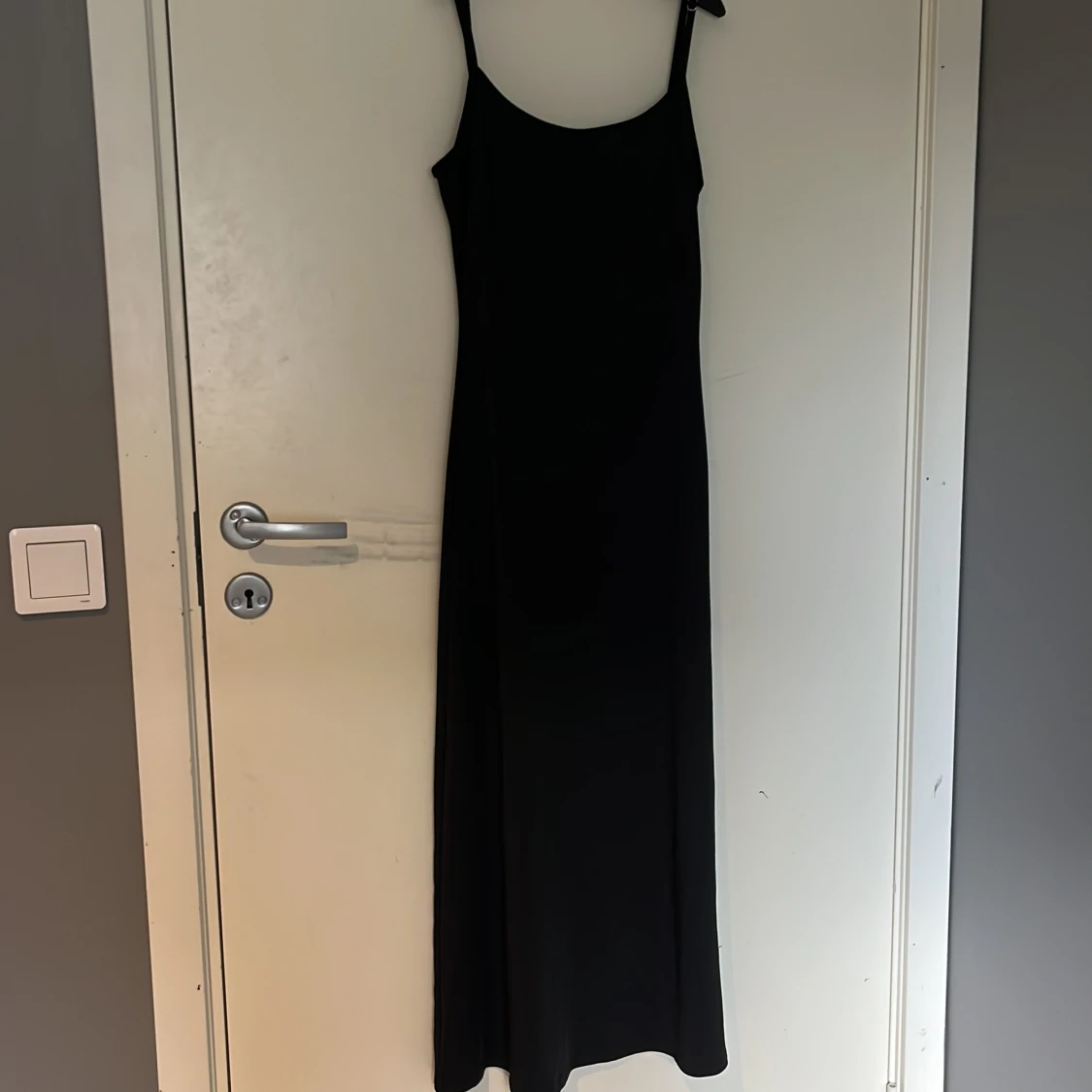 Svart långklänning med smala axelband
