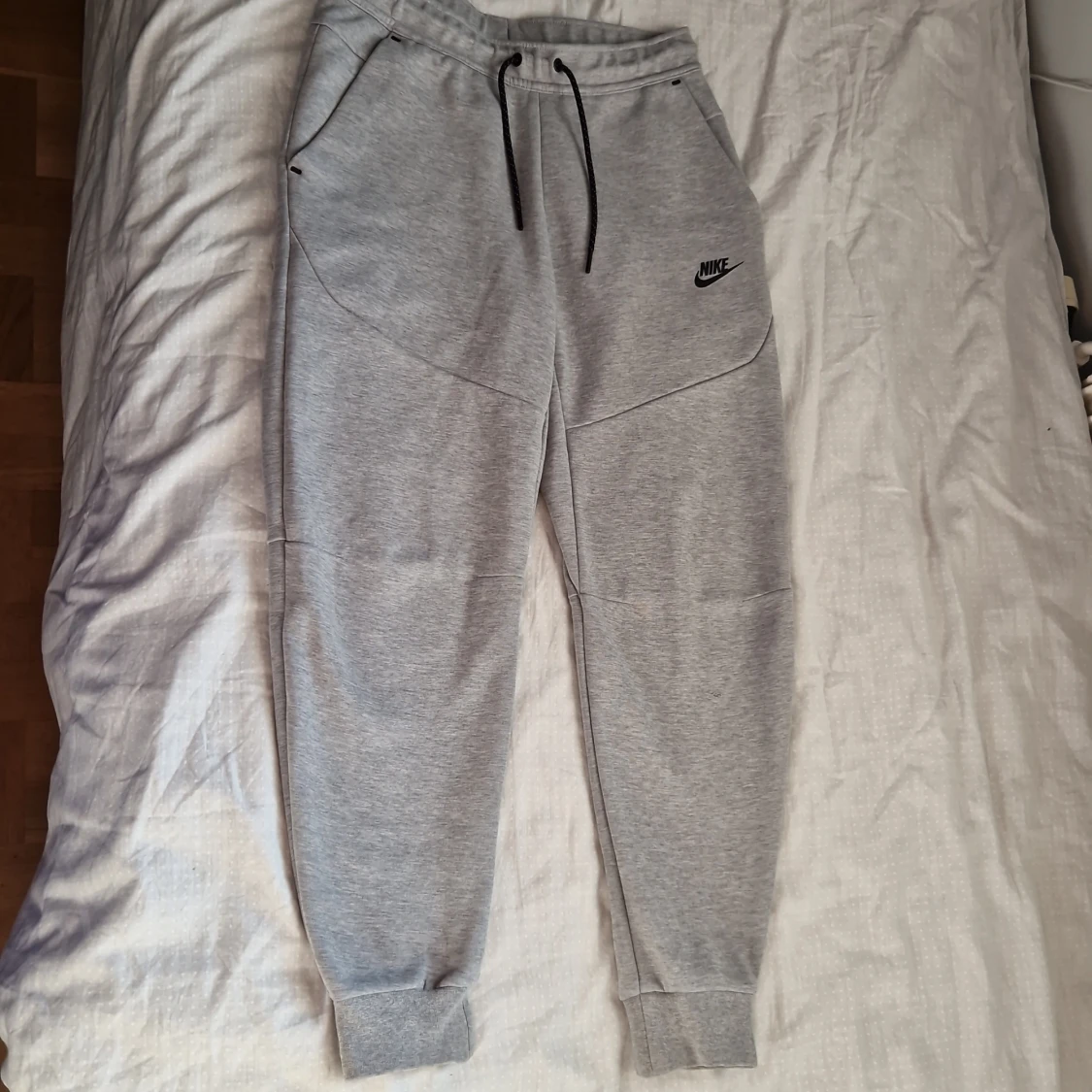 Grå mjukisbyxor från Nike, storlek S