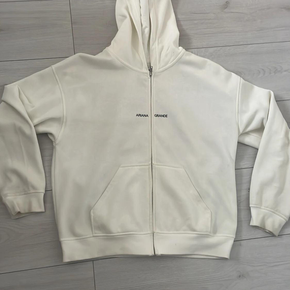 Vit Ariana Grande hoodie med tryck - 2