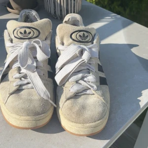 Adidas campus 00s - Säljer adidas campus ”crystal white”. Skorna är använda och har slitningar vid hälarna. Mockan går att putsa till om man använder sig av tvätt till mocka skor! Priset kan diskuteras 💞