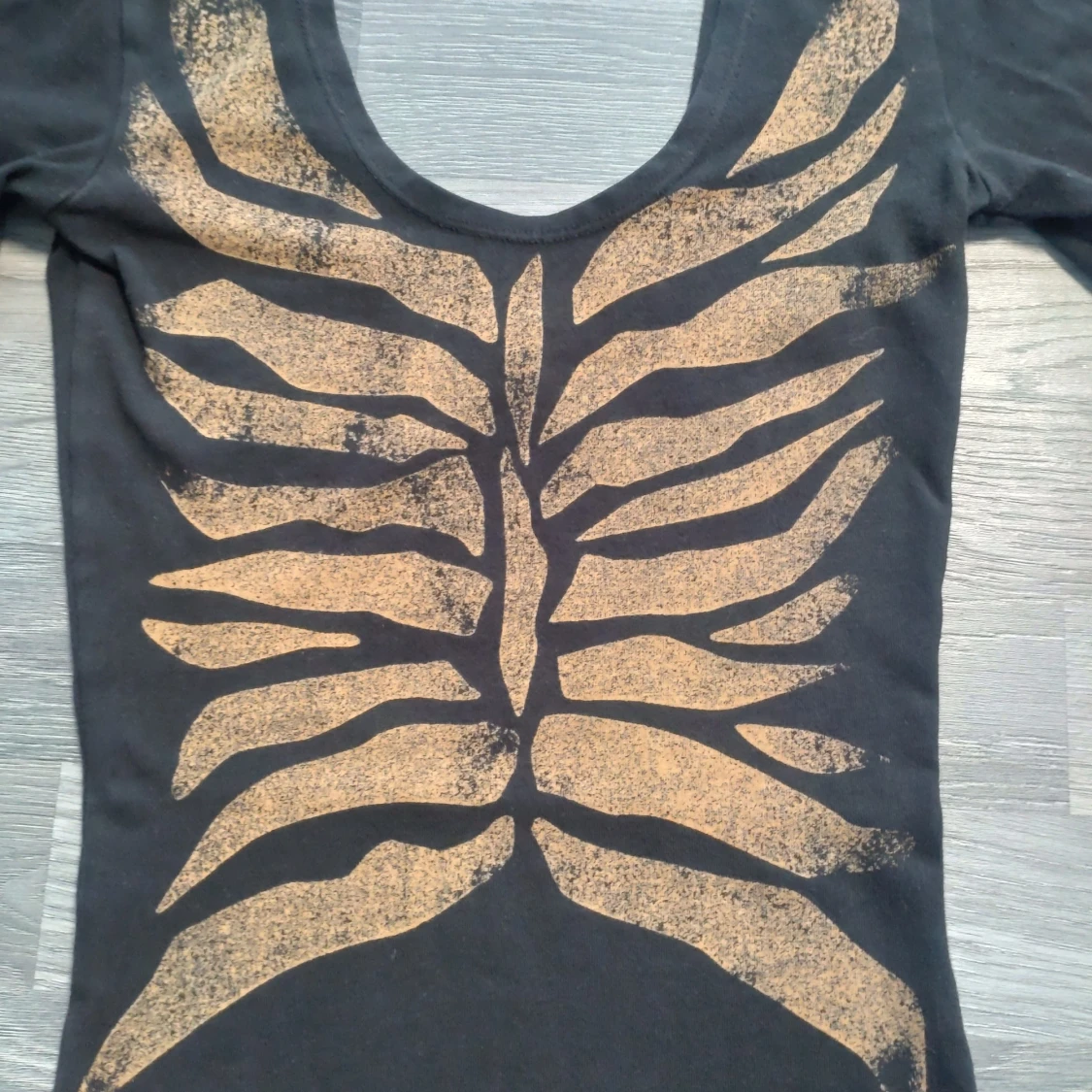 Svart body med guldmönster, skelett från Monki - 1