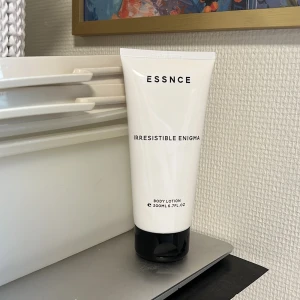 ESSNCE Irresistible Enigma Body Lotion - Body lotion från ESSNCE i en stilren vit tub med svart lock. Doften heter Irresistible Enigma och förpackningen rymmer 200 ml. Perfekt för dig som vill ha en återfuktande och väldoftande lotion i snygg minimalistisk design. Testad en pytte klick på handen så iprincip är den helt full 
