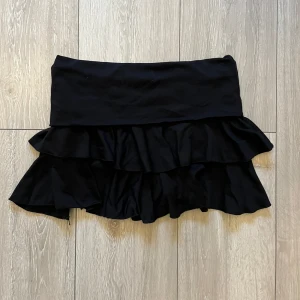 Svart volangkjol - Söt svart volangkjol💓man viker ner den precis som på yoga pants! Skitsnyggt