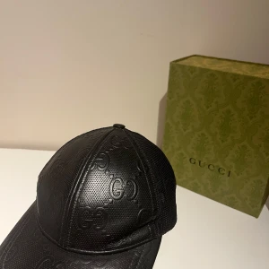 Gucci keps - Jättefint skick 🌟 Ej defekt överhuvudtaget. Kvitto och tillbehör finns om det önskas med vid köp. Min kille har fler kepsar han säljer av nu så bara att kolla in profilen 💕Hör av er vid eventuella frågor eller prisförslag ☺️Limited edition, väldigt sällsynt modell. 