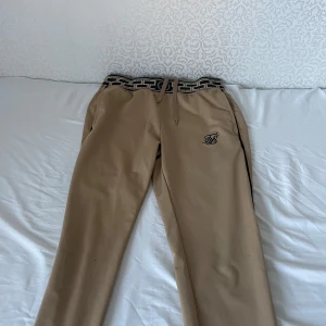 Siksilk byxa  -  *   \#träningsbyxor *   \#beige *   \#dekorativtmidjeband *   \#dragsko *   \#sportbyxor *   \#plick  *   \#fashion *   \#style *   \#siksilk