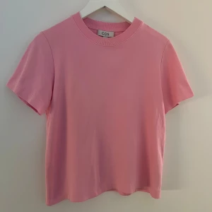 Rosa COS t-shirt - Rosa bomulls t-shirt från COS i storlek S🩷               Nypris: 450kr