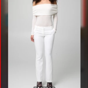 Kostymbyxor - Ett par vita lågmidjade kostymbyxor ifrån bikbok, använt 1 gång, som nya Nypris 500