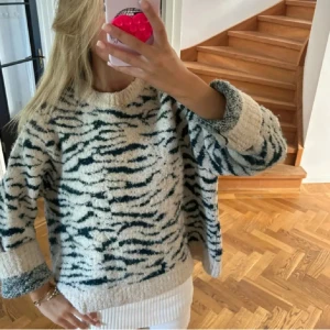 Beige och svart zebramönstrad stickad tröja - Supermjuk och oversized stickad tröja i beige med svart zebramönster. Tröjan har rund halsringning, långa ärmar och breda muddar vid ärmslut och nederkant. 💘💘